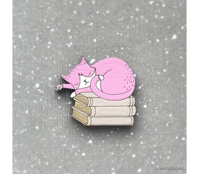Брошь Кот розовый на книжках спит